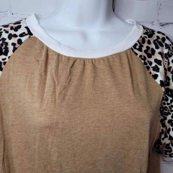 Women's Animal Print Short Sleeve Tee - Picture 2 of 5